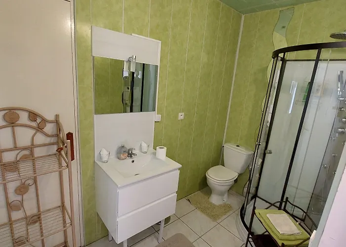 シャンブル レ サレ ゲストハウス ボーヴォワール